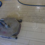 Reinigen van een dubbel hard gebakken anti-slip tegel Reinigen van een dubbel hard gebakken anti-slip tegel