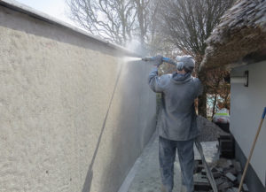 Betonnen muur reinigen bbsreinigen oude stuclaag verwijderen softstralen