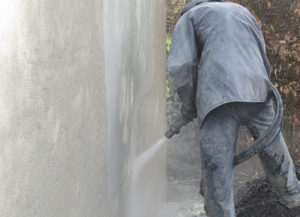 Betonnen muur reinigen bbsreinigen oude stuclaag verwijderen softstralen