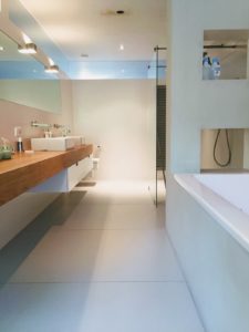Dieptereiniging tegelvloer badkamer